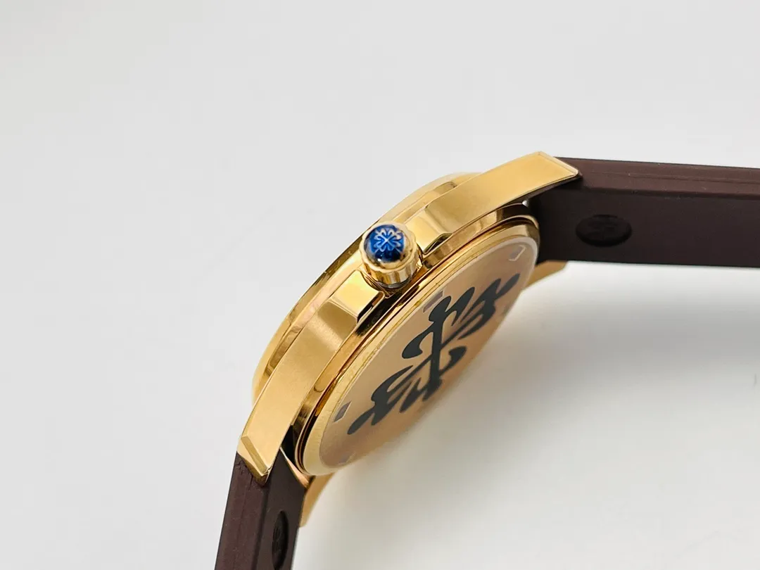 [PFF Factory2021 new masterpiece] The most powerful version of V2 is coming. The Patek Philippe AQUANAUT women's quartz series creates the best copy on the market, bringing the best experience on the entire network, heroic appearance, and luxurious collection! Welcome to the goddess tasting! 1⃣️【Case】 1.Watch size 35.6 mm X 9.5 mm! The rounded octagonal case is consistent with the original, maintaining the retro shape and exquisite workmanship. 2. The screw-in handle design and solid bottom cover structure are consistent with the original version. 3. The bezel is inlaid with 46 top-grade Swarovski crystals (1 carat) and the case is inlaid with 88 top-grade Swarovski crystals (1.91 carat) 2⃣️【Excellent details】 1. Made of natural composite rubber (Tropical) material consistent with the original, which is durable and wear-resistant, and can resist seawater erosion and ultraviolet radiation. 2. A perfect clone of Aquanaut’s classic folding clasp, even the very small corners are chamfered to ensure the original comfort. PFF Factory2021 ingenious masterpiece welcomes your tasting